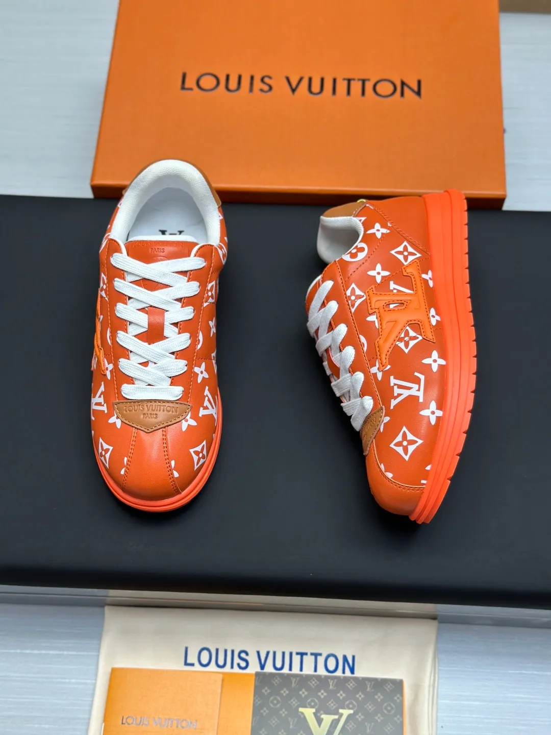 👟👟Ex-factory price 680👟👟 Full set of packaging with airplane box💰Top version LV-Louis Vuitton-classic catwalk new style 1:1 development replica of the original version! ! The upper foot is very comfortable. It is made of luxurious materials and fine workmanship. The midsole is printed with English letters "Made in Europe". The upper is made of calfskin imported from Italy. The side is decorated with the brand's LOGO and signature. The latest latex foot pads and mesh lining make the foot feel super comfortable. The original two-color TPU combination outsole is specially provided by the original factory. Bag technology Goodyear stitched edges Fabric: Exclusive customized first-layer cowhide Accessories: Exclusive private model Vuitton logo, lining: Customized silk mesh lining - first-layer silk cowhide lining Outsole: TPU combination outsole wear-resistant, non-slip and anti-yellowing Foot pads: new latex pads-mesh sweat-absorbent Counter technology: fully computerized sewing machine wire drawing Toe box back cover Hot and cold shaping Full set of pull-top lasts with medium and low logo patterns Special counter packaging - shoelaces, certificate, card, instructions, certificate of quality, dust bag, the most complete packaging on the entire network, women's 35-40 men's 38-46 (38/46 customized, non-refundable! GD9916